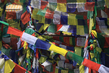 dużo buddyjskich flag modlitewnych rozwieszonych na ulicy w nepalu - obrazy, fototapety, plakaty