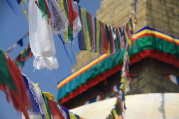 buddyjskie kolorowe flagi modlitewne rozwieszone w mieście