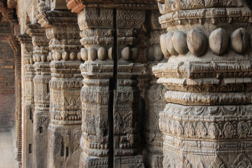 stare ozdobne drewniane kolumny w buddyjskiej świątyni w katmandu w nepalu