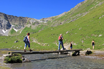 wanderer in den alpen, berneroberland, schweiz 