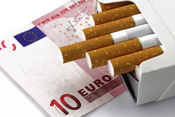 Zigaretten mit 10 euro-note