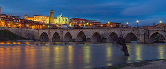 ciudad de Tordesillas a orillas del rio Duero en España - obrazy, fototapety, plakaty