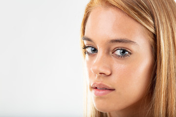 Naklejka premium Thoughtful pretty young woman turning to camera