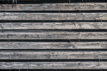Verwitterte Wandverkleidung aus Holz am Altbau