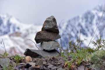 Piedras apiladas en la montaña, escena de paz y tranquilidad entre nieve