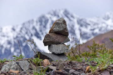 Piedras apiladas en la montaña, escena de paz entre nieve. 