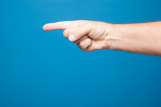 Mano con sus dedos, haciendo signos y s&iacute;mbolos con los dedos, s&iacute;mbolos num&eacute;ricos con los dedos, uno, dos, tres, cuatro, cinco, signos de direcci&oacute;n de victoria y derrota