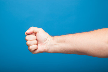Mano y dedos, haciendo señales y signos y símbolos bien comprensibles en cualquier idioma