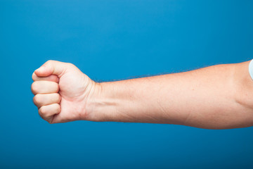 Mano y dedos, haciendo señales y signos y símbolos bien comprensibles en cualquier idioma