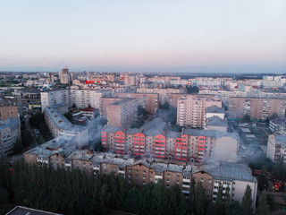 Obraz premium Aerial shots of house burning in the city