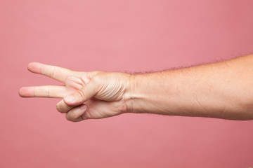 Dedos de la mano haciendo signos numéricos, expresando ideas con la mano.