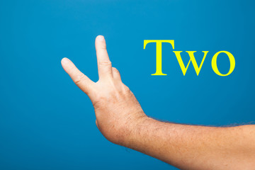 Mano y dedos, haciendo señales y signos y símbolos bien comprensibles en cualquier idioma