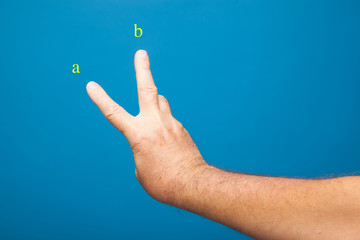 Mano y dedos, haciendo señales y signos y símbolos bien comprensibles en cualquier idioma
