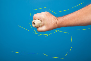 Rollo de cuerda cogido y sujetado por el puño de una mano derecha. Mano derecha coje un rollo de...