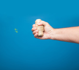 Rollo de cuerda cogido y sujetado por el puño de una mano derecha. Mano derecha coje un rollo de...
