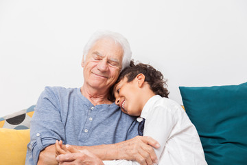 ENFANT FAISANT UN CALIN À SON GRAND PERE