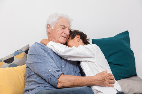 ENFANT FAISANT UN CALIN &Agrave; SON GRAND PERE