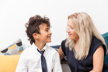 ENFANT FAISANT UN CALIN À SA GRAND MERE