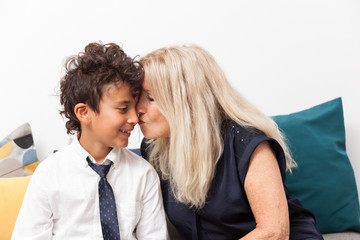 ENFANT FAISANT UN CALIN À SA GRAND MERE