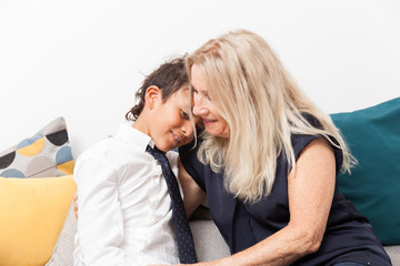 ENFANT FAISANT UN CALIN À SA GRAND MERE