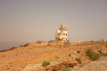 Stary budynek nad Morzem Czerwonym w Jordanii