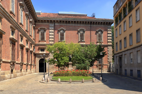 piazzetta di brera a milano in italia 