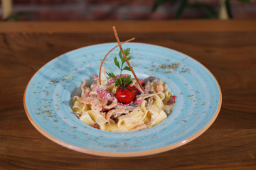 spaghetti with tomato sauce