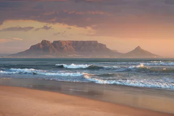 Foto op Plexiglas Tafelberg Sunset Beach bij Kaapstad. Uitzicht op de Tafelberg