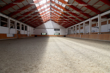  Horizontal view in an indoor riding arena