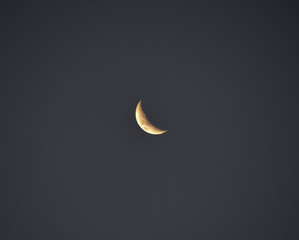 Obraz na płótnie Canvas Luna menguante en el cielo despejado