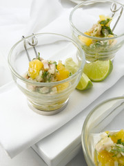 Ceviche sobre copa de cristal, vista cenital. Ceviche in a glass cup, aerial view.