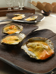 Vieiras en salsa sobre concha, vista cenital, aperitivo. Scallops in sauce on the shell, overhead view, appetizer.