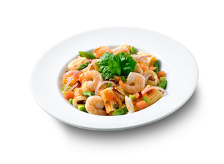 Ensalada con gambas con verduras sobre fondo blanco, vista cenital. Shrimp salad with vegetables on white background, overhead view.