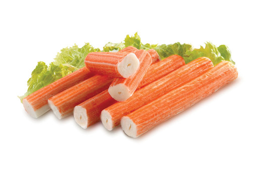 palitos de cangrejo con lechuga sobre fondo blanco. crab sticks with lettuce on white background.