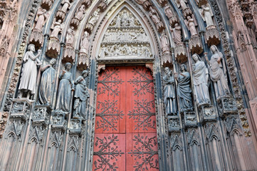 Porte de cathédrale gothique Notre-Dame de Strasbourg (Bas-Rhin, Alsace, France)
