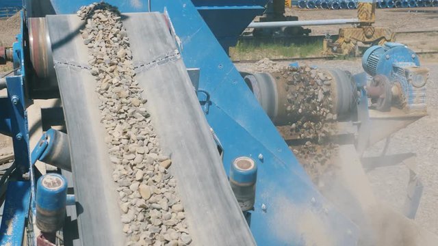 Moving conveyor of a rubble-cracking mechanism