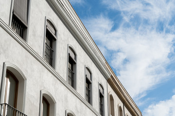 Obraz premium Classic architecture building facade against a blue sky background.