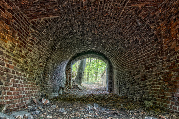 tunel w murze ceglanym w forcie Nysa
