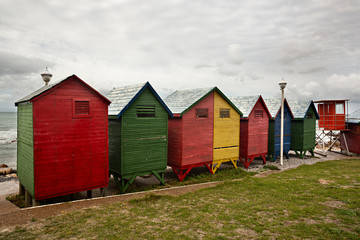 Casetas de madera en colores en la playa, Sudáfrica.