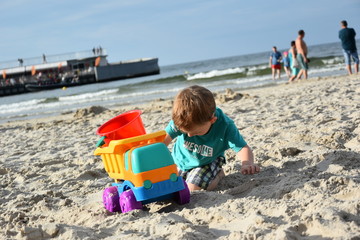 Fototapeta na wymiar dziecko na plaży