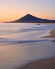 Fototapeta na wymiar Sunset at the Moledo beach, with a mountain on backgroud