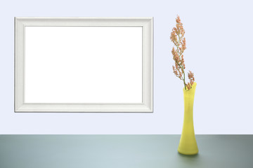 Kwiat w żółtym wazonie i rama obrazu na ścianie, reklama, tekst. - obrazy, fototapety, plakaty