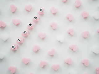 たくさんのピンクのハートとストレスの単語