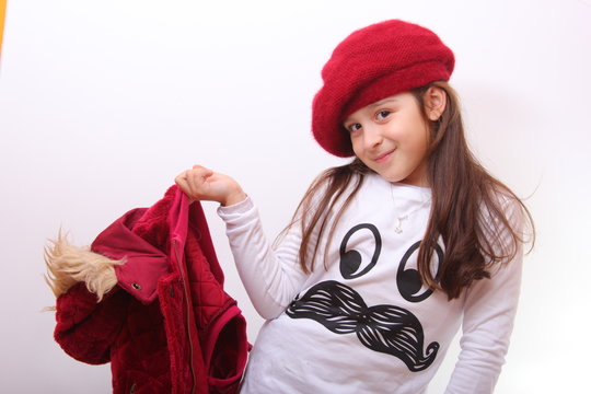 Niña simpatica con boina posando moda invierno infantil Stock Photo