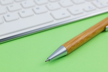 ビジネスイメージ　キーボード　パソコン　ボールペン
