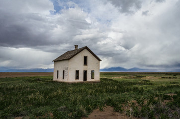 Obraz premium Abandoned Farmhouse on the Colorado Prairie 