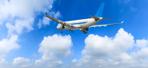 Fototapeta na wymiar Commercial airplane flying in the blue sky
