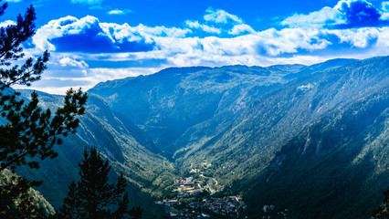 Rjukan norweskie miasto w dolinie - obrazy, fototapety, plakaty