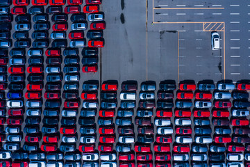 整列する自動車　空撮