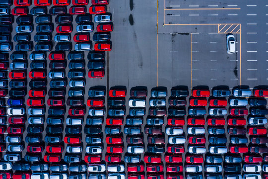 整列する自動車　空撮